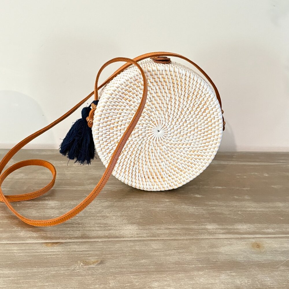 Like New Women Summer White Round Rattan Crossbody Bag